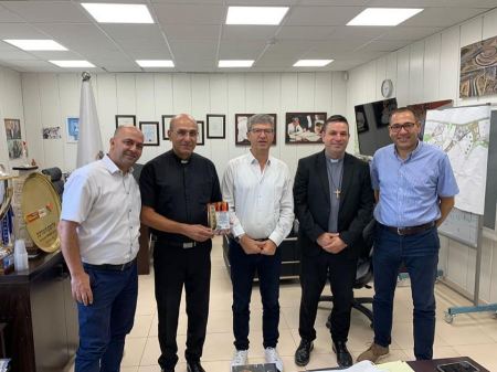 رئيس بلدية الرملة يكرم القس المتقاعد صموئيل فانوس 